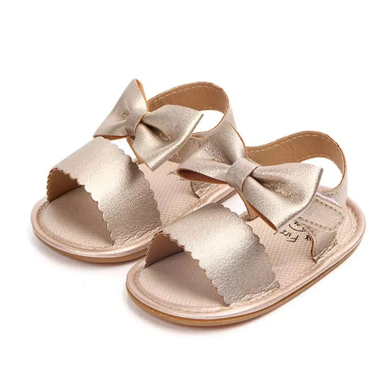 Baby synthetic leather sandal with bow